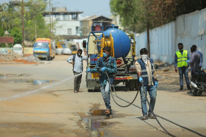 Straßenreinigung durch indische Männer