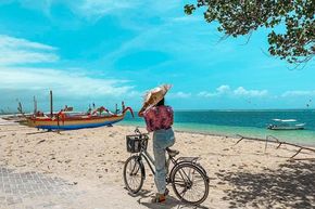 Radfahrerin am Strand