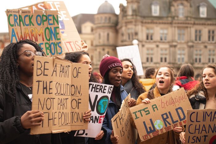 Junge Demonstrantin:Innen auf einer Klimademo