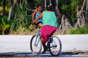 [Translate to english:] Frau mit Kind auf FAhrrad