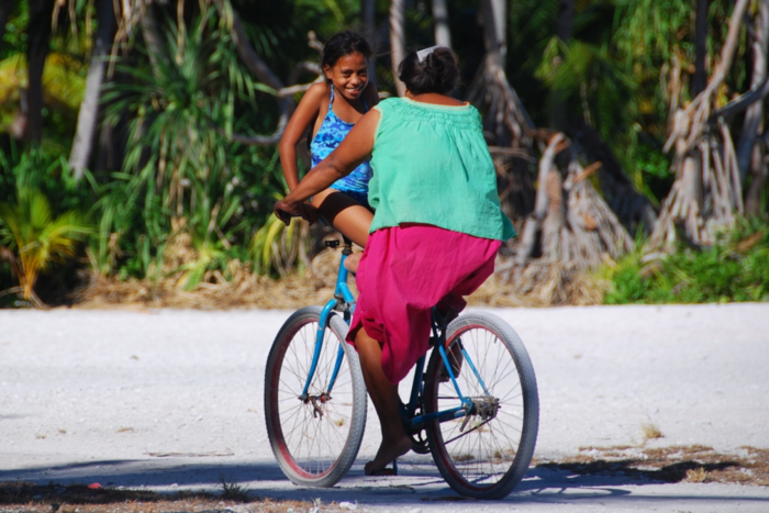 Frau mit Kind auf FAhrrad