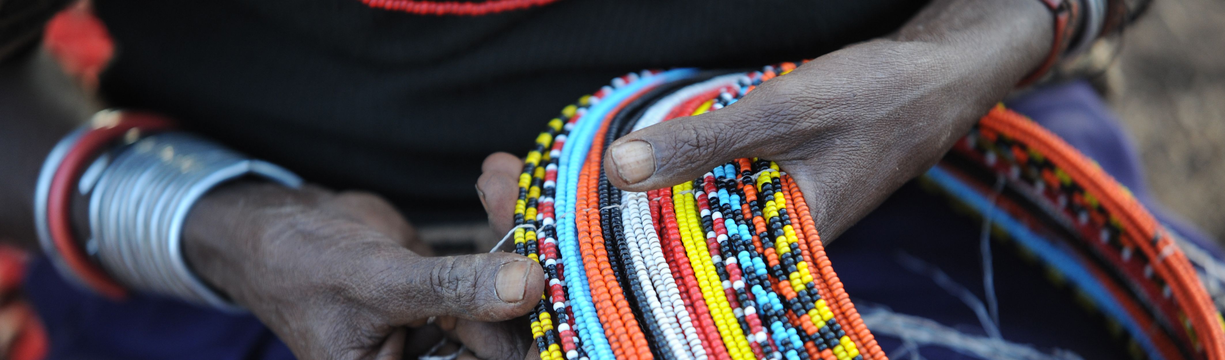 Nomadin vom Stamm der Rendille fertigt traditionellen Halsschmuck