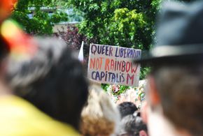 Schild auf Demo: Queer Liberation, not Rainbow Capitalism