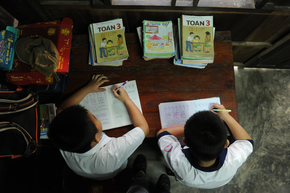 Vietnamesische Kinder beim Lernen