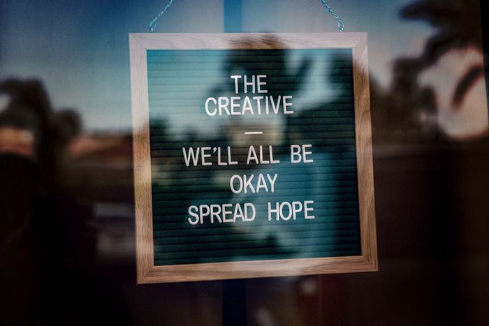Schild ,,we alle be okay - spread hope" an Eingangstür