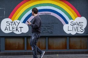 Wand bemalt mit Regenbogen